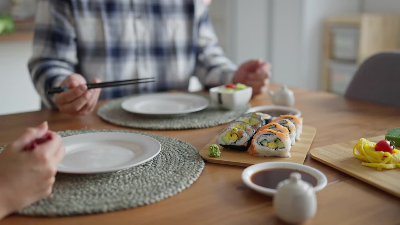 一对陌生的日本夫妇正在吃寿司卷当午餐视频下载