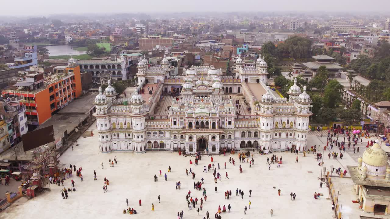 缓慢下降的无人机视图Janaki Mandir在尼泊尔视频素材