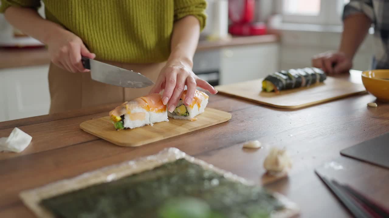 日本裔女厨师切三文鱼寿司卷视频素材