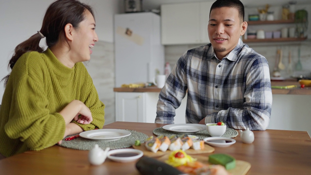 年轻的日本夫妇，享受这顿饭吧视频下载