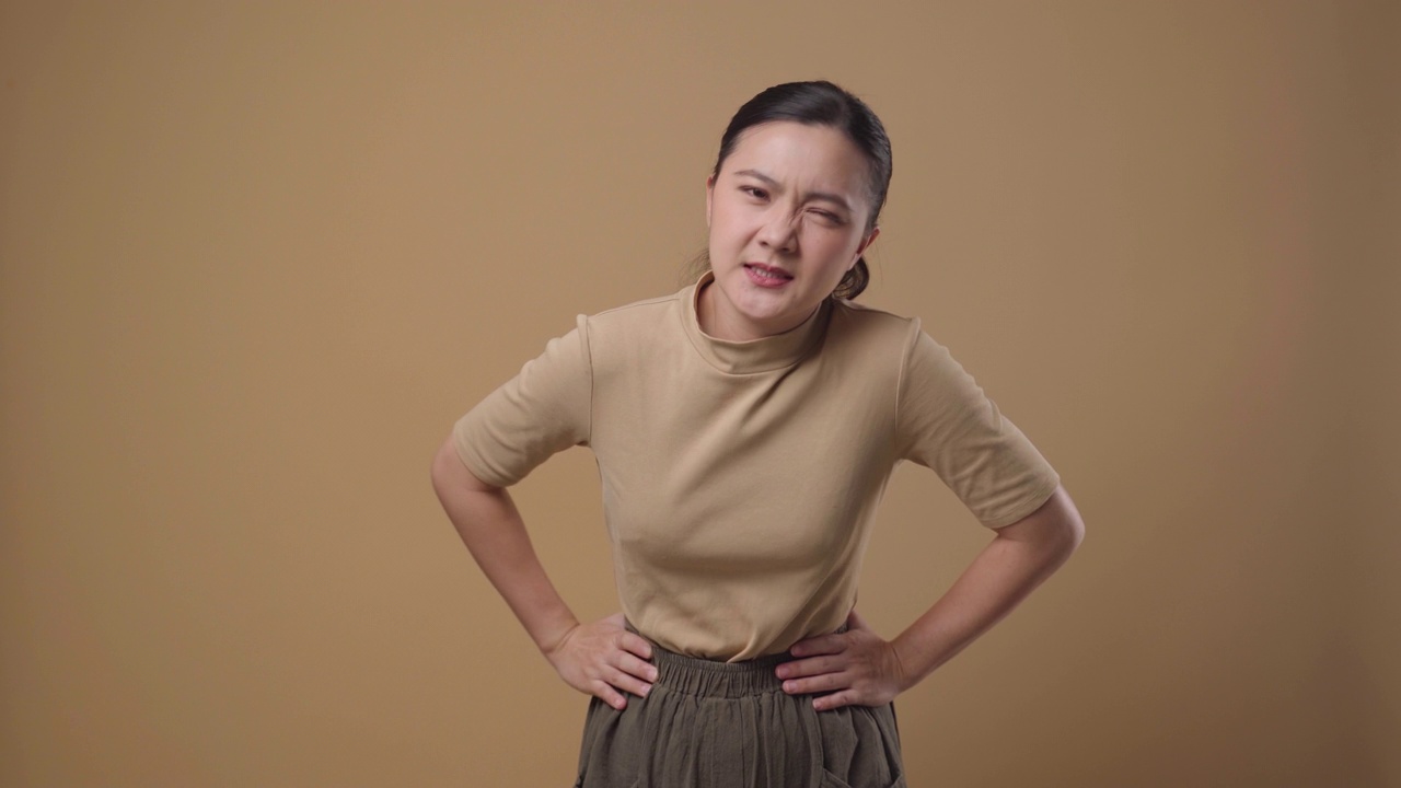 亚洲妇女有胃痛孤立背景。4 k的视频视频下载