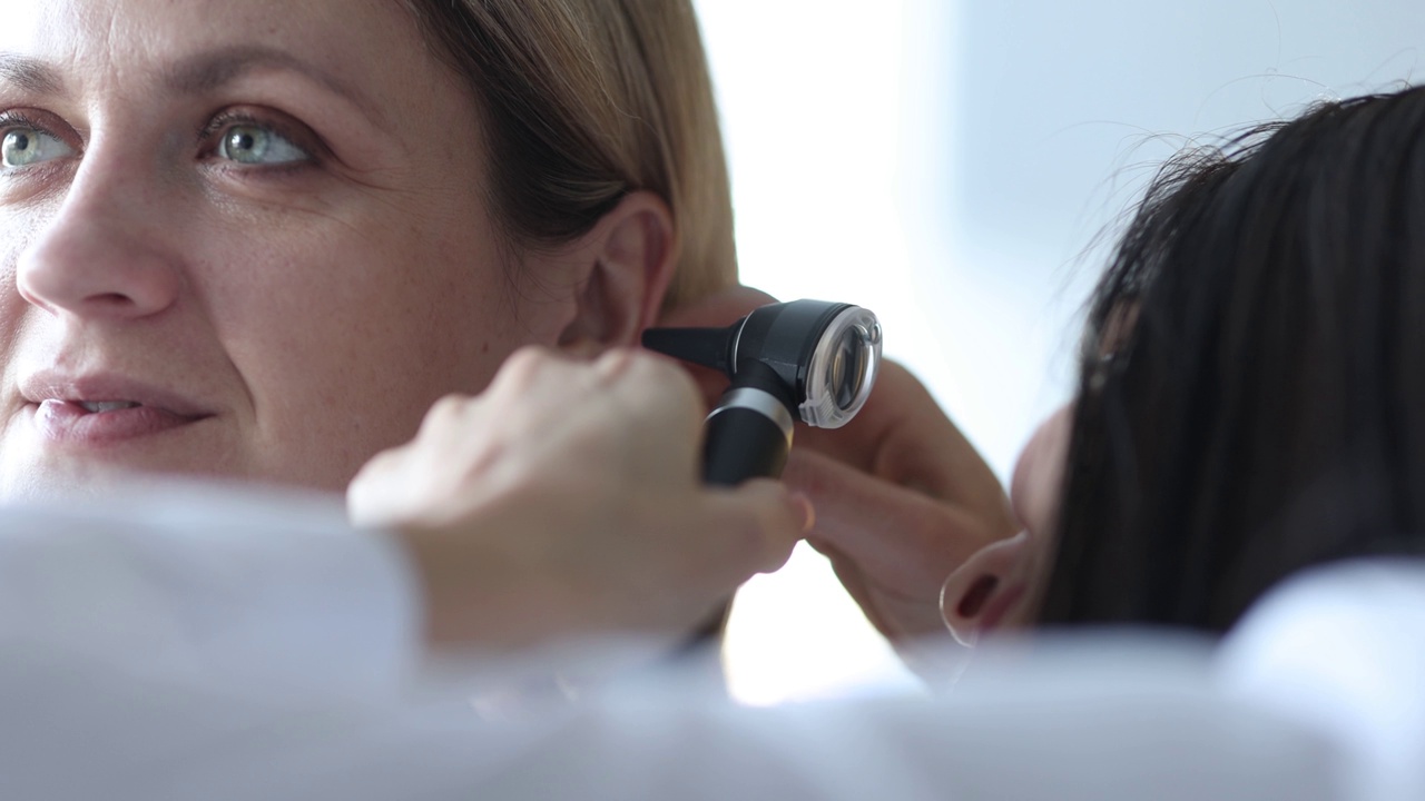 耳鼻喉科医生用耳镜近距离检查耳朵视频下载