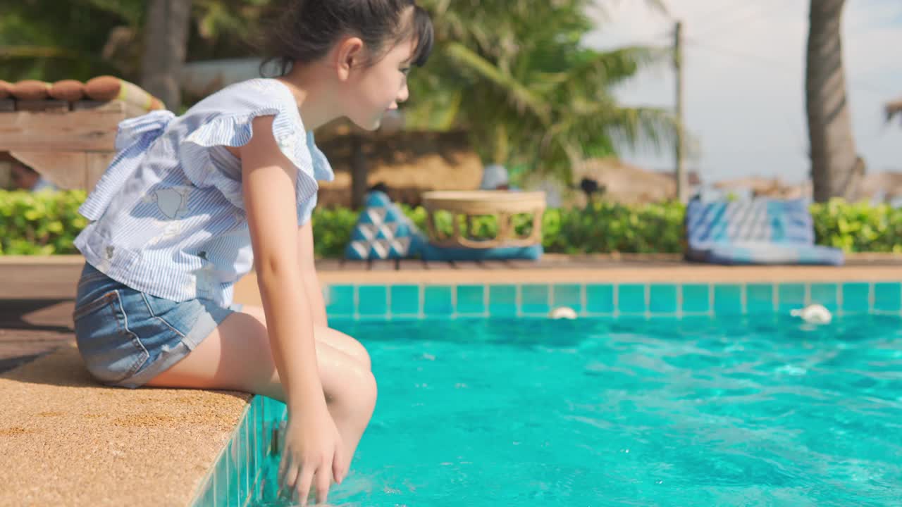 亚洲小女孩在游泳池里玩耍视频下载