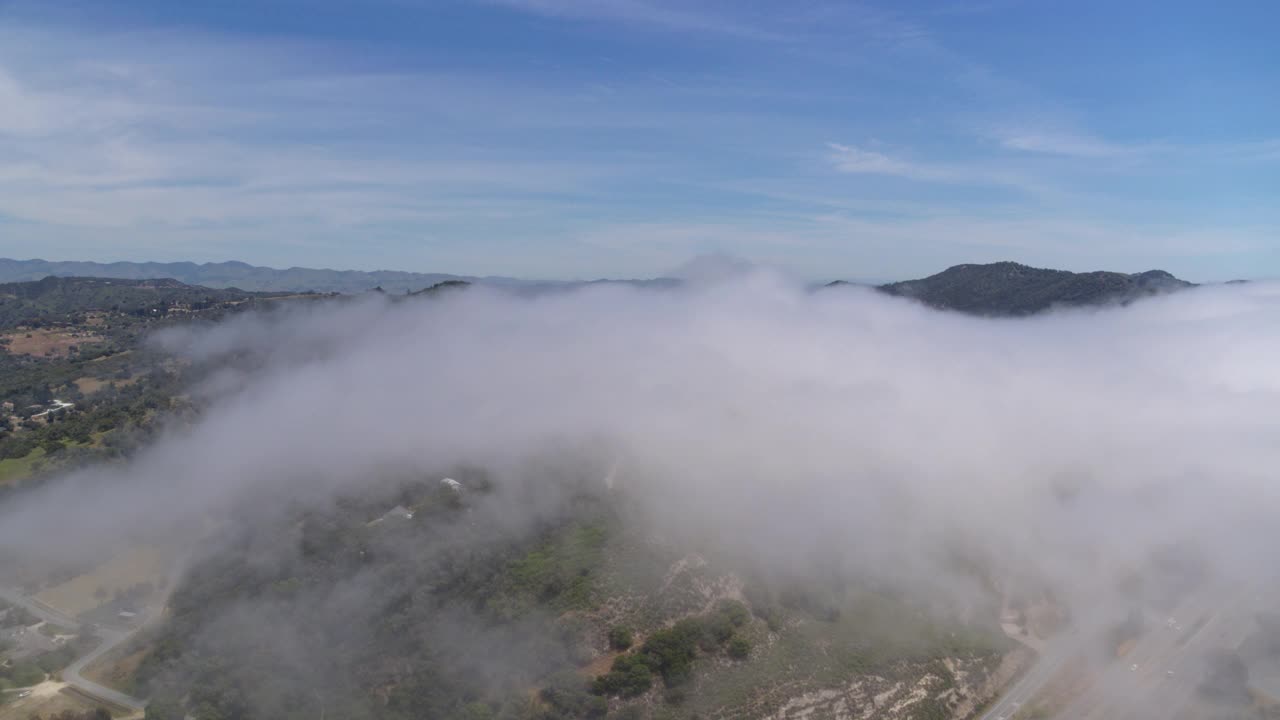 WS HA架空在雾和山丘上推动。视频素材