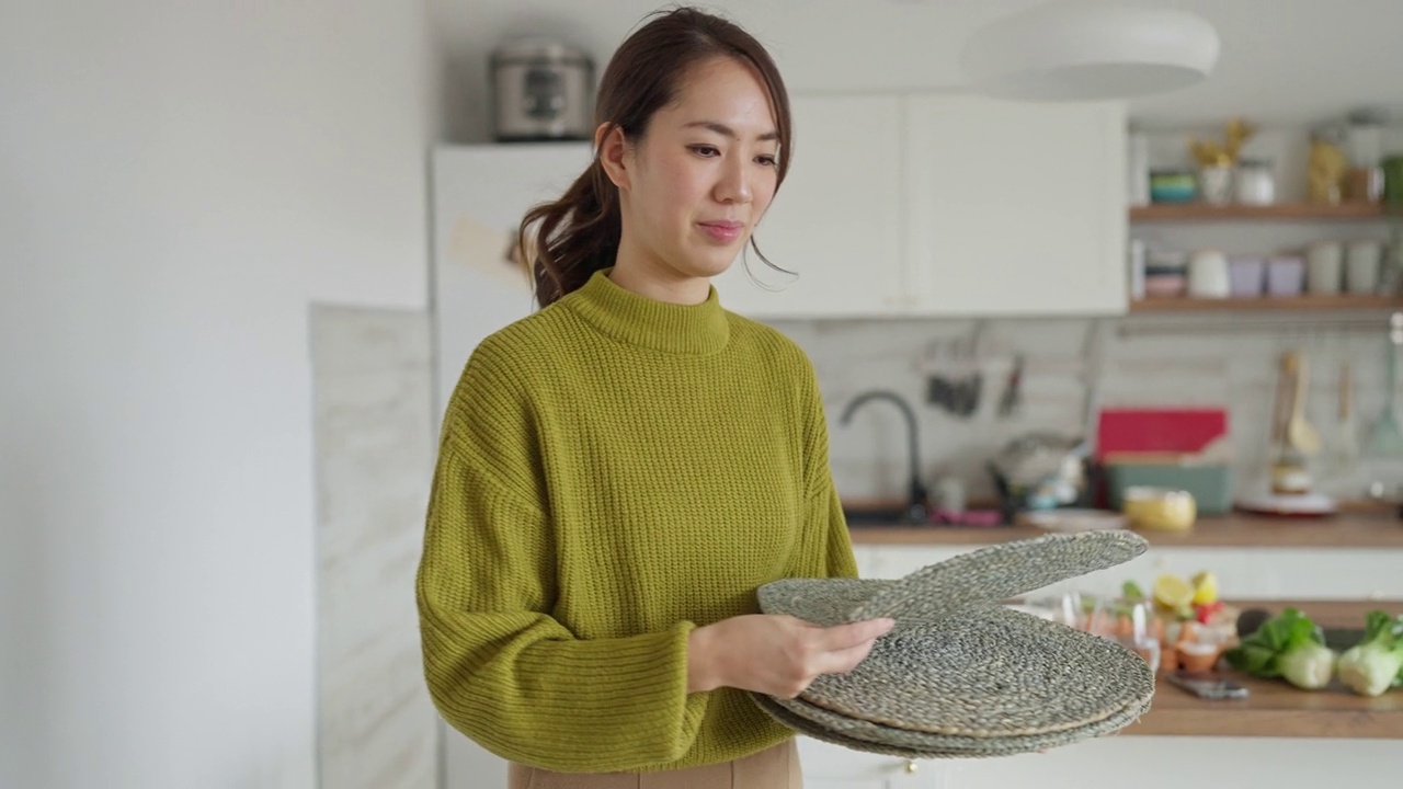 日本裔妇女，为午餐准备餐桌视频下载
