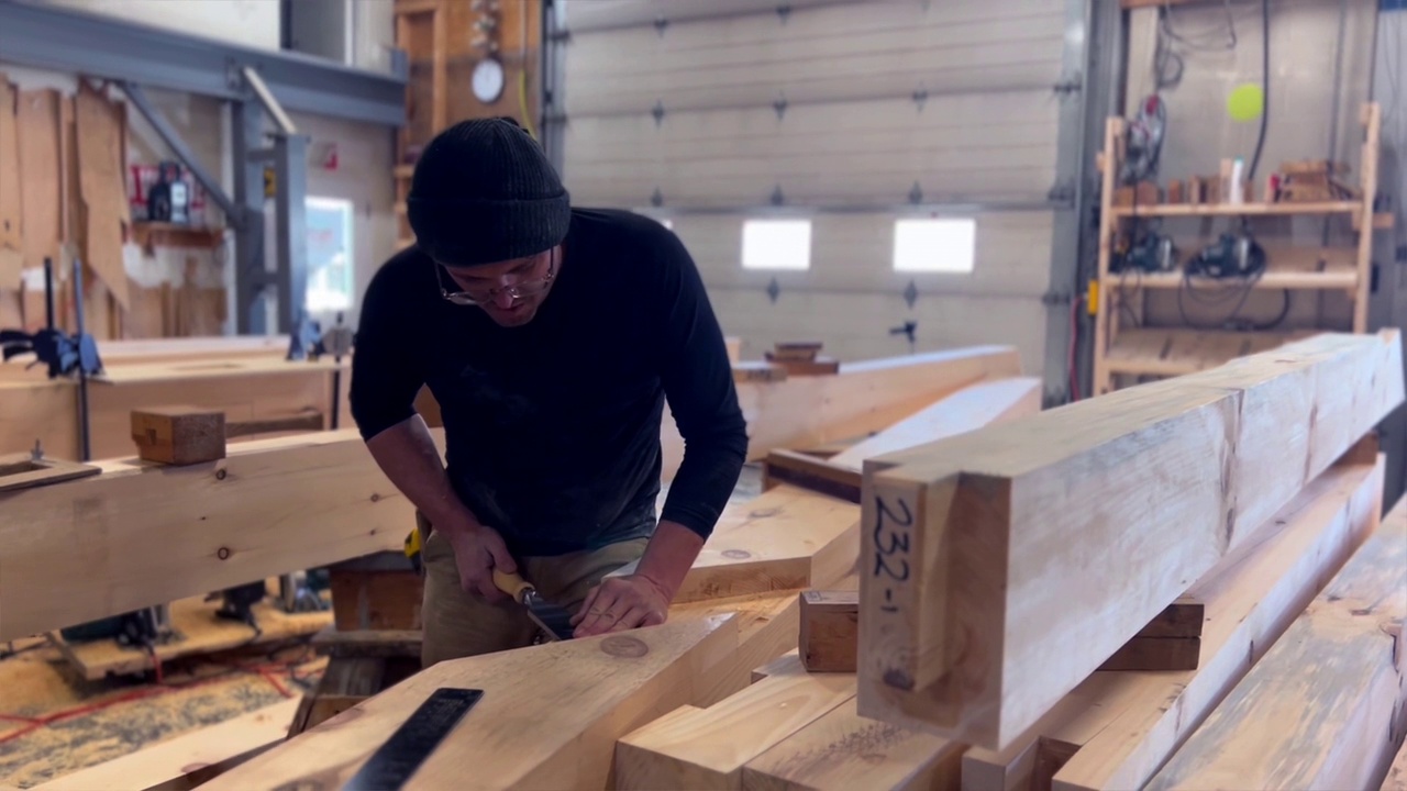 木工车间修边木梁用于生态自建房屋结构视频素材