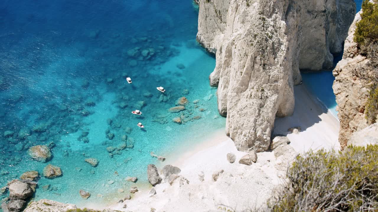 希腊扎金索斯岛岛。Keri附近令人惊叹的白色岩石海滩。蓝色的泻湖和旅游游船。顶部视图框架的叶子视频素材