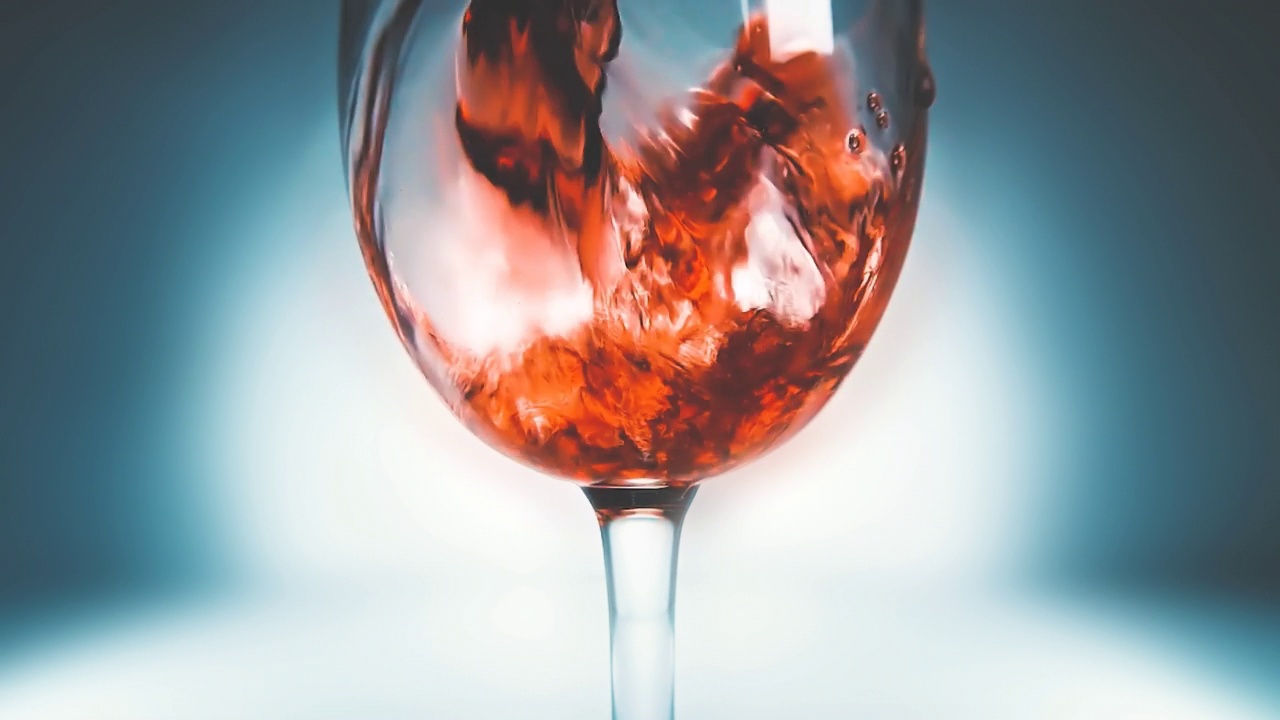 创意的4k微距慢镜头红酒倒进杯子。斟红酒的杯子特写。视频素材
