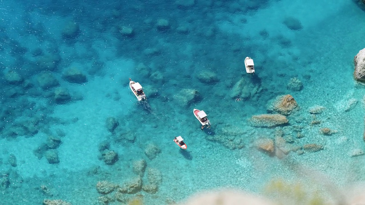 希腊扎金索斯岛岛。在克里岩附近的蓝色海水中，一群小型的旅游游船。俯视图视频素材