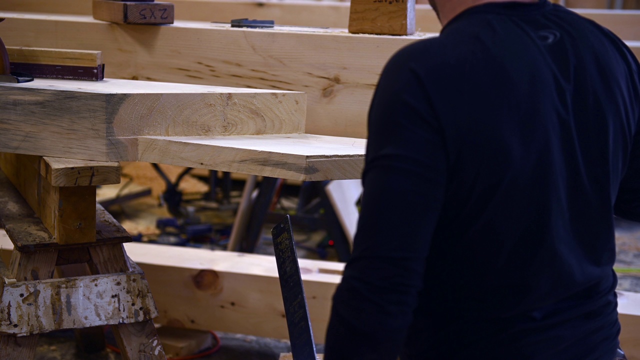 木工车间修边木梁用于生态自建房屋结构视频素材