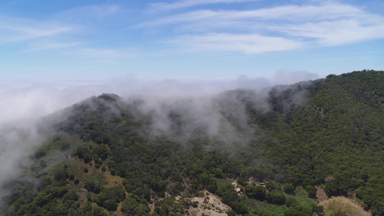 WS HA架空在雾和山丘上推动。视频素材