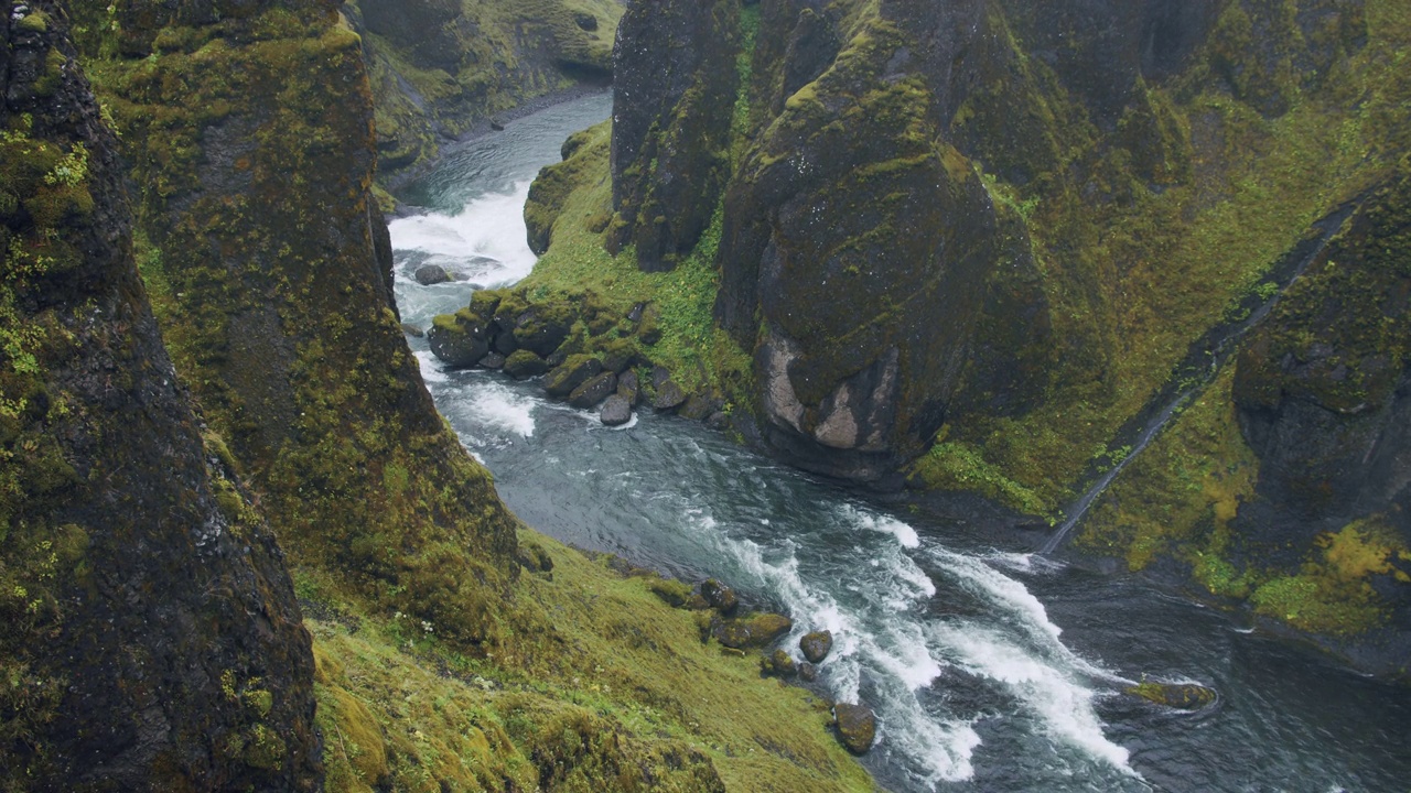 Fjadrargljufur峡谷。蜿蜒的河流在奇异陡峭的悬崖岩层之间。冰岛、欧洲视频下载