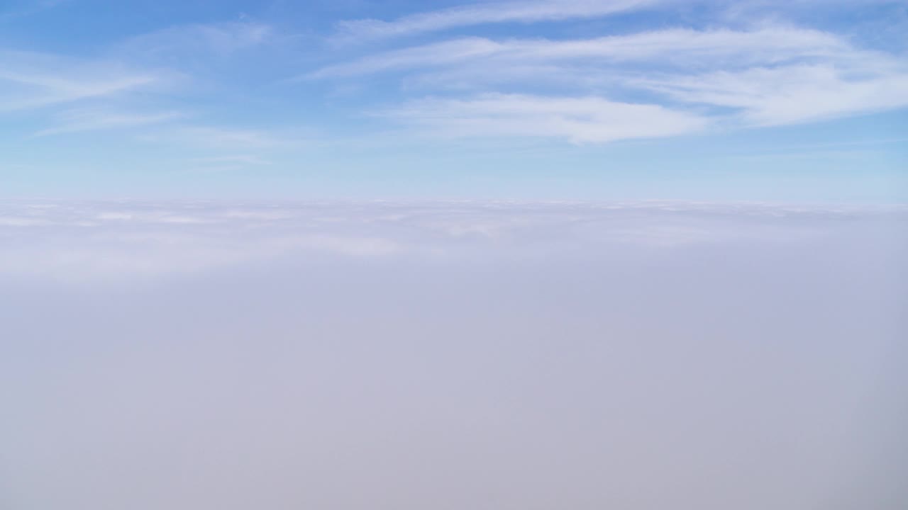 WS HA航拍在雾和山丘上向后移动。视频素材