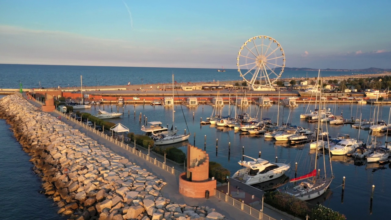 日落时分的里米尼旅游码头和摩天轮视频购买