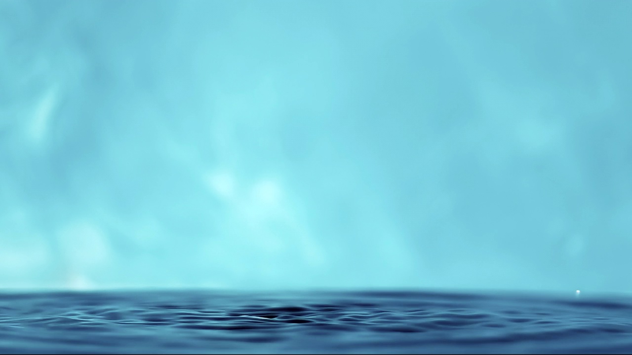 慢动作4k视频水面与下落的水滴在蓝色背景。泼水。工作室拍摄。视频下载