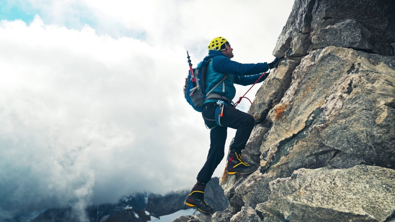 专业登山者攀登欧洲阿尔卑斯山的陡峭山峰。使用绳子。鸟瞰图视频下载