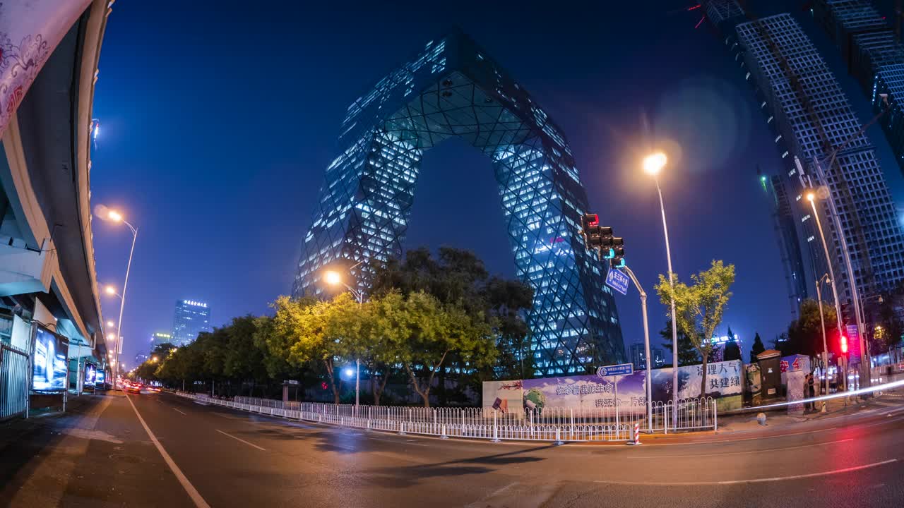 中国北京中央商务区夜间交通和现代建筑的延时视图视频下载
