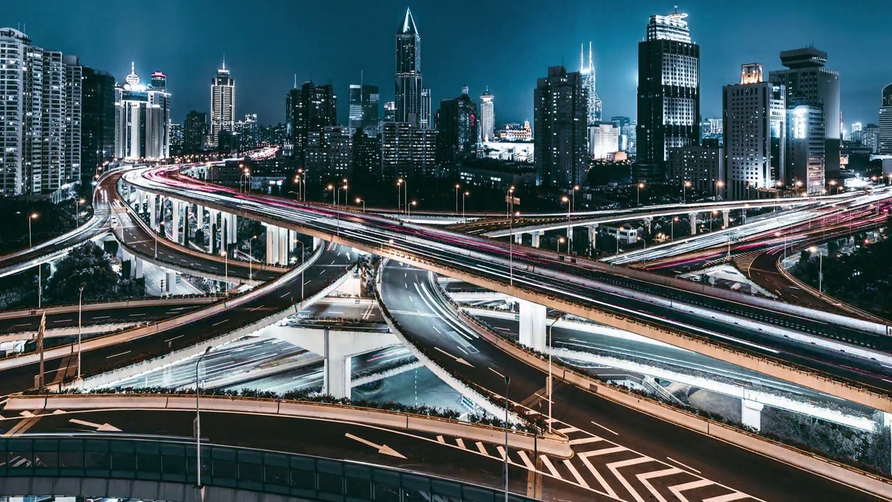 T/L TD无人机视角的立交桥和城市交通在夜间视频素材
