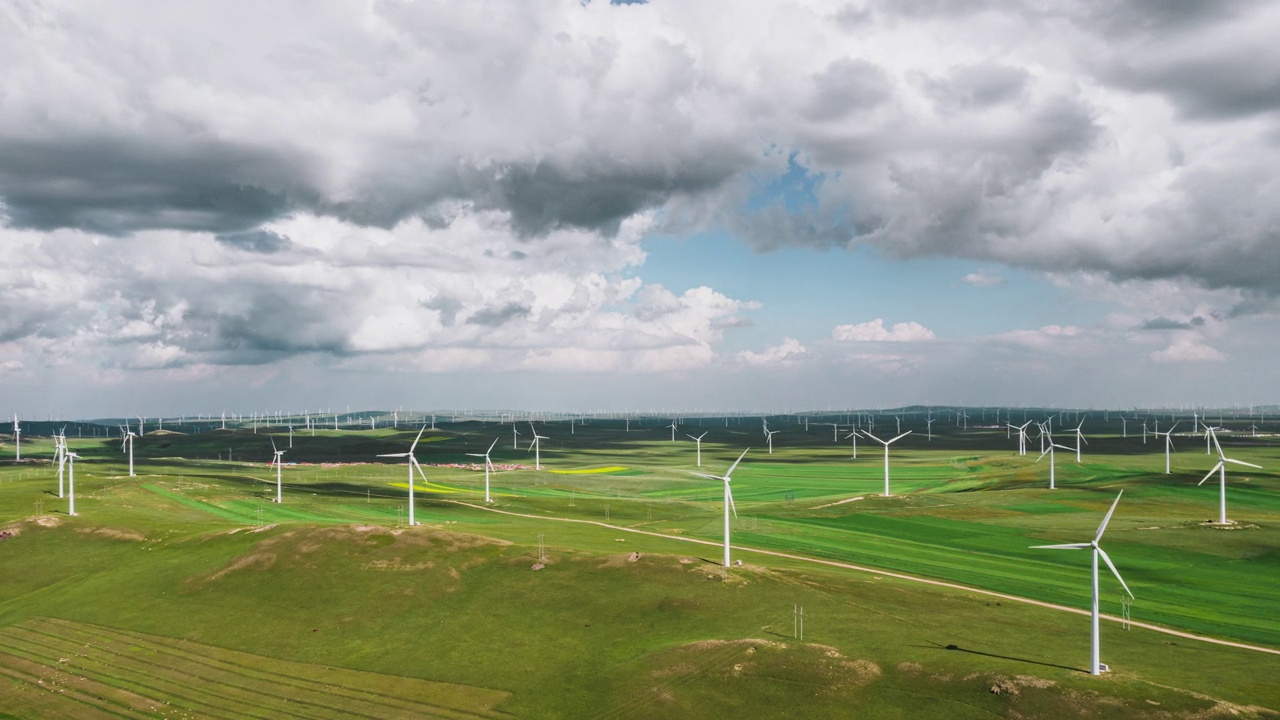 T/L PAN在草原上的风力发电厂鸟瞰图视频素材