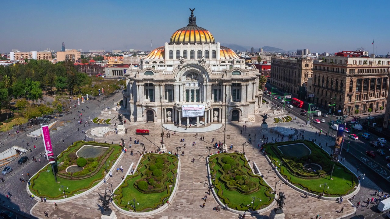 墨西哥墨西哥城历史中心的人与交通的时间推移视图，放大视频素材