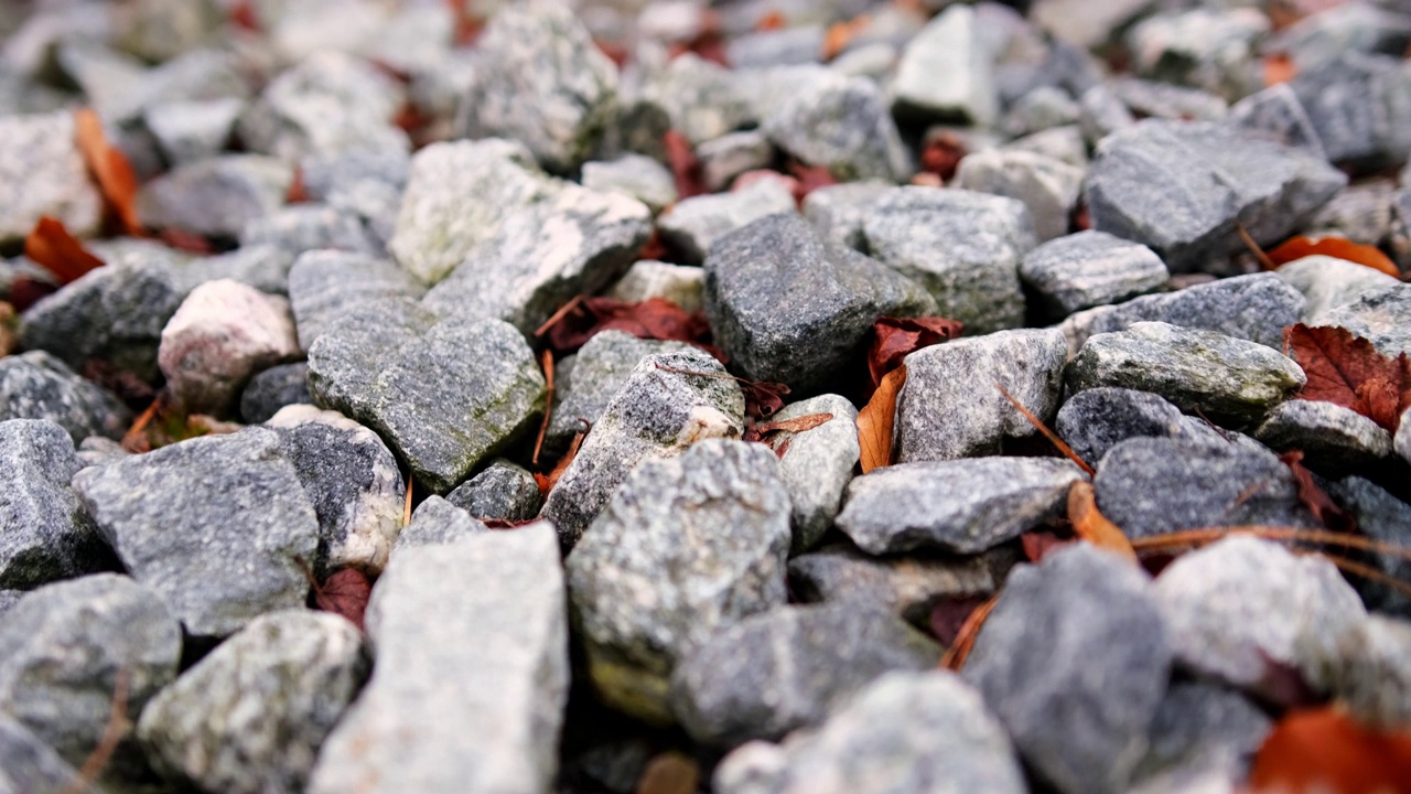 小的微小破碎的花岗岩砾石卵石岩石推进低角度视频下载