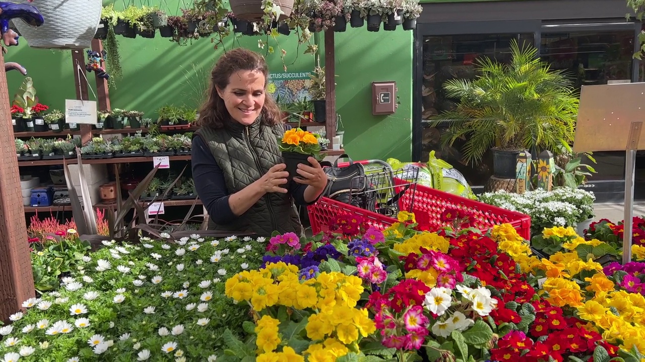 微笑的成熟女人买植物和鲜花视频下载