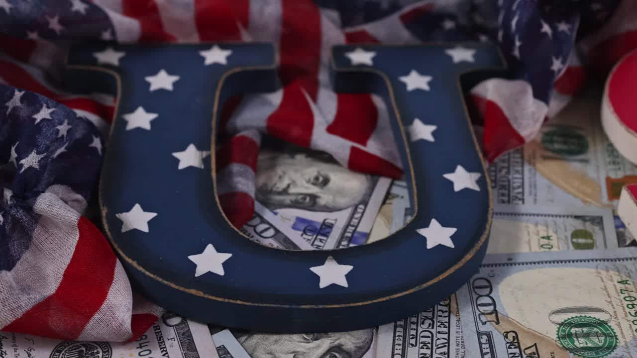 美国金融监管经济制裁美国用美国国旗美元钞票手铐视频素材