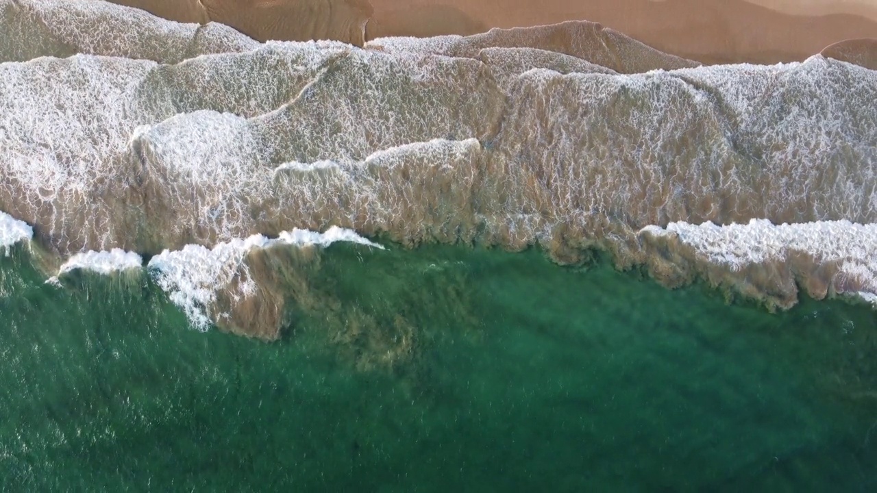 鸟瞰碧绿的大海和汹涌的波涛。印度洋。Dikwella海滩。斯里兰卡视频素材