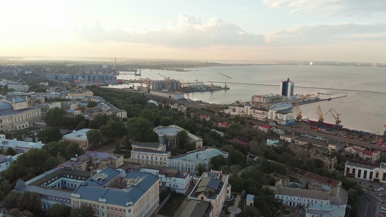 鸟瞰敖德萨市中心，老城区和海港视频素材