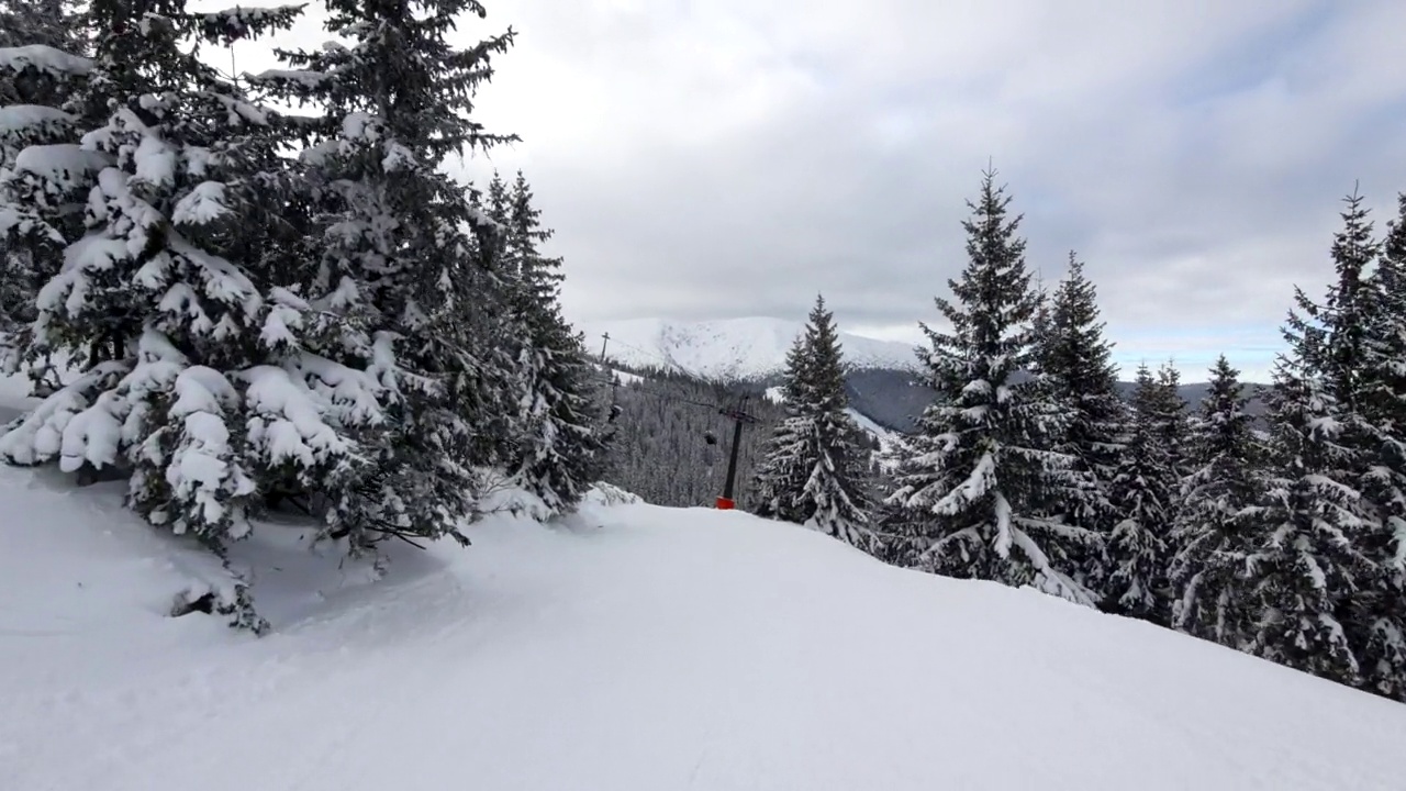 摄像机在滑雪坡上向前移动视频素材