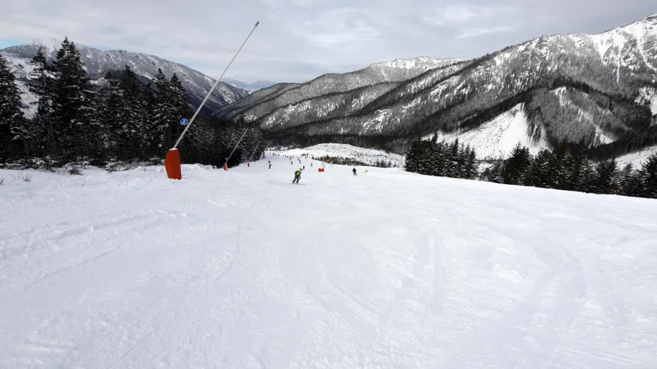 女子滑雪者在滑雪坡山景观视频素材