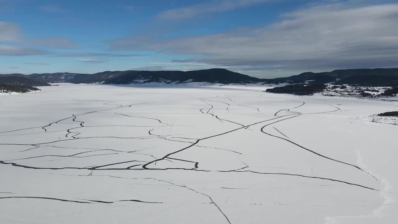 冬天空中拍摄的巴塔克水库被冰覆盖，保加利亚视频素材