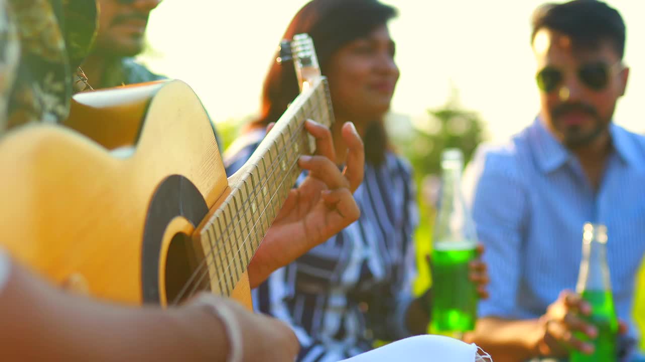 印度学生在德里公园的户外玩吉他，唱歌跳舞，吃午饭视频下载
