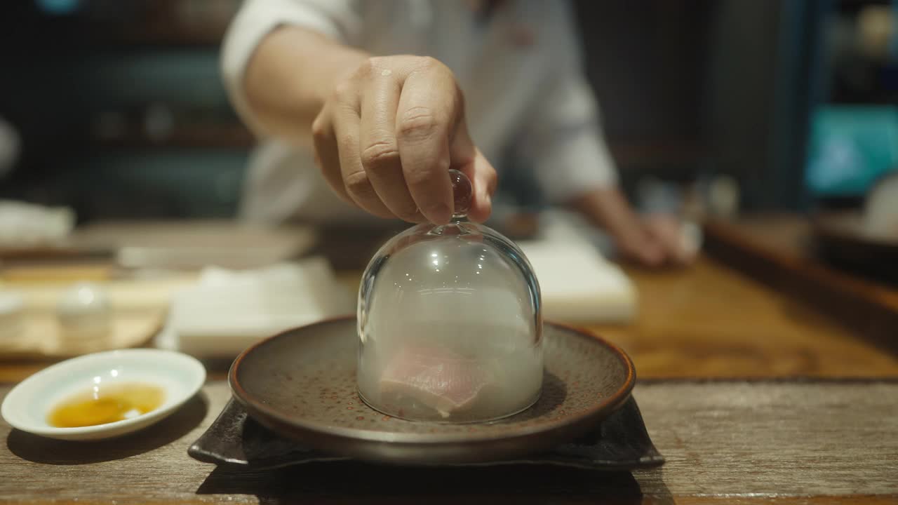 近距离的寿司服务从日本厨师在寿司吧为客户做料理的课程视频素材