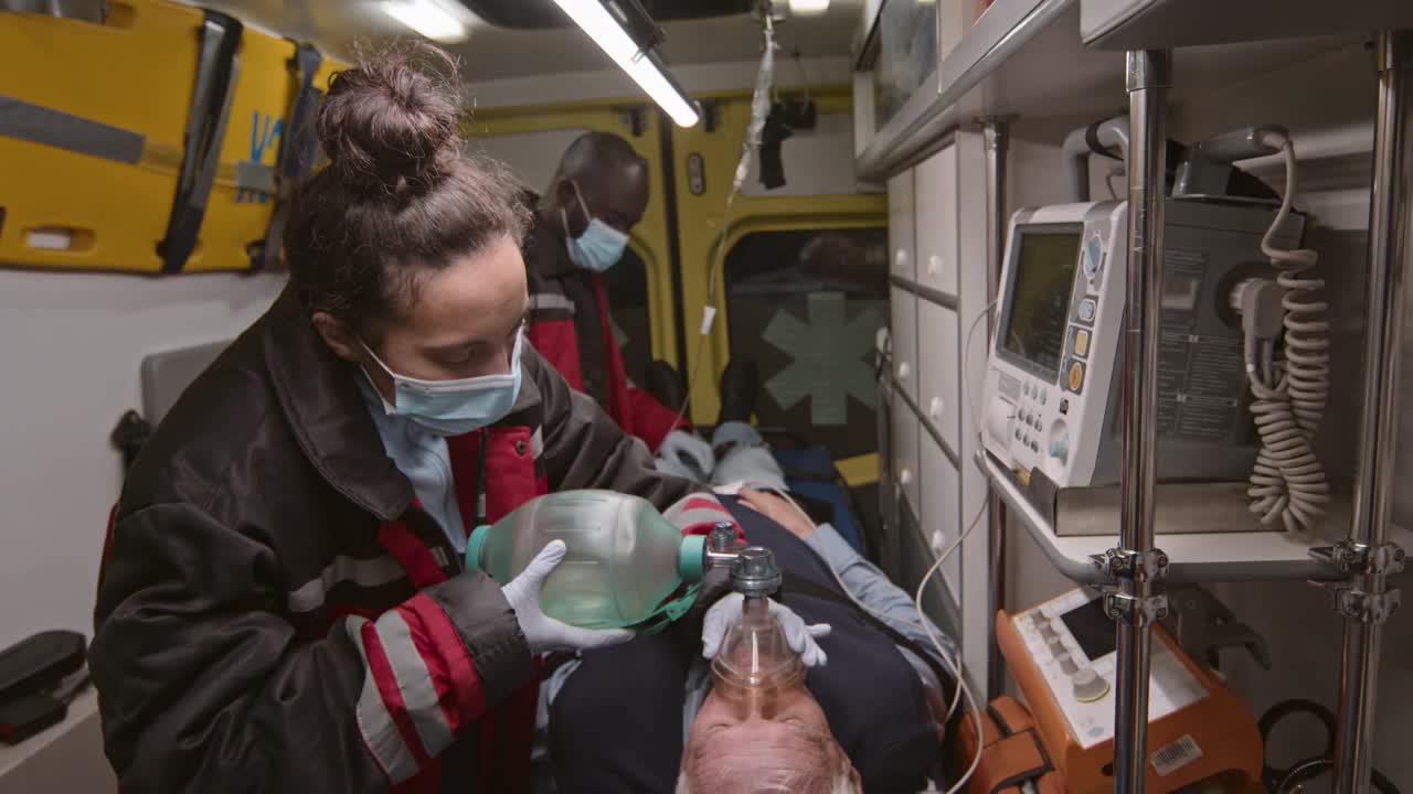 医护人员在救护车上为病人提供氧气视频下载