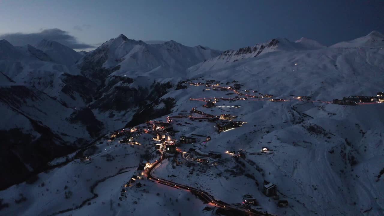 晚上的古道里滑雪场视频下载