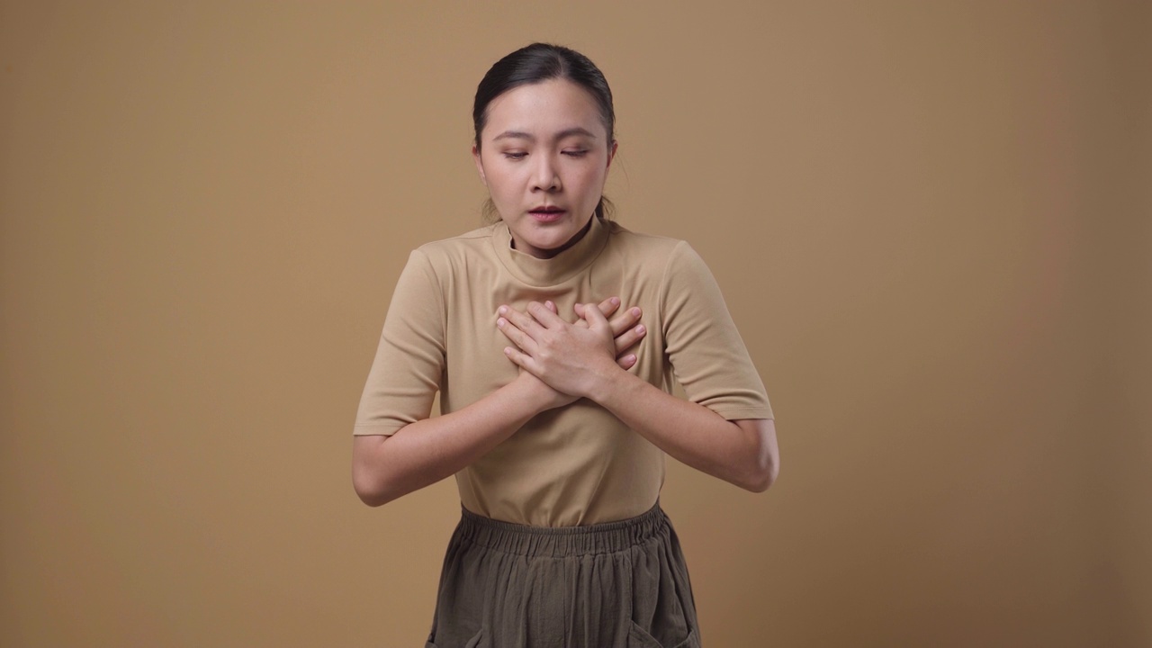 亚洲女性胸部有孤立性疼痛。4 k的视频视频下载