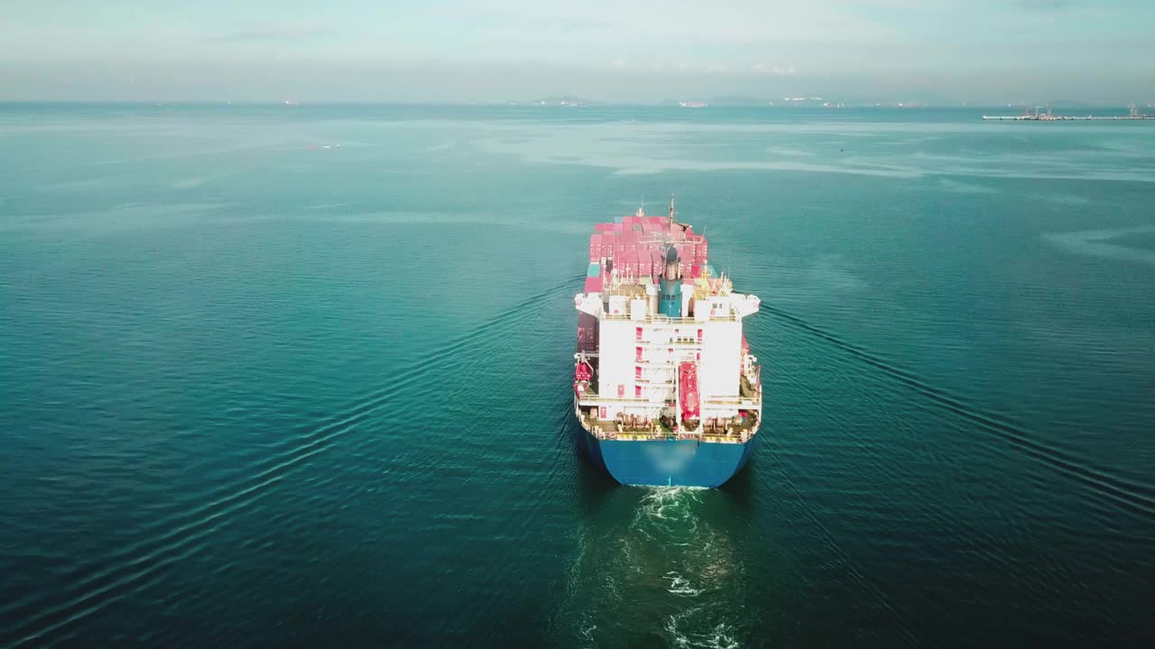 航拍一艘集装箱船在海上出口运输。视频素材