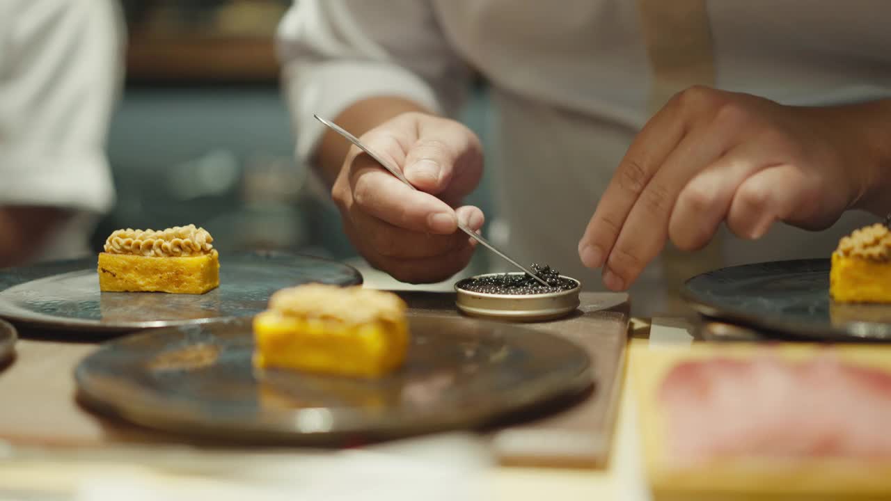 寿司大厨为客人准备和装饰寿司视频素材