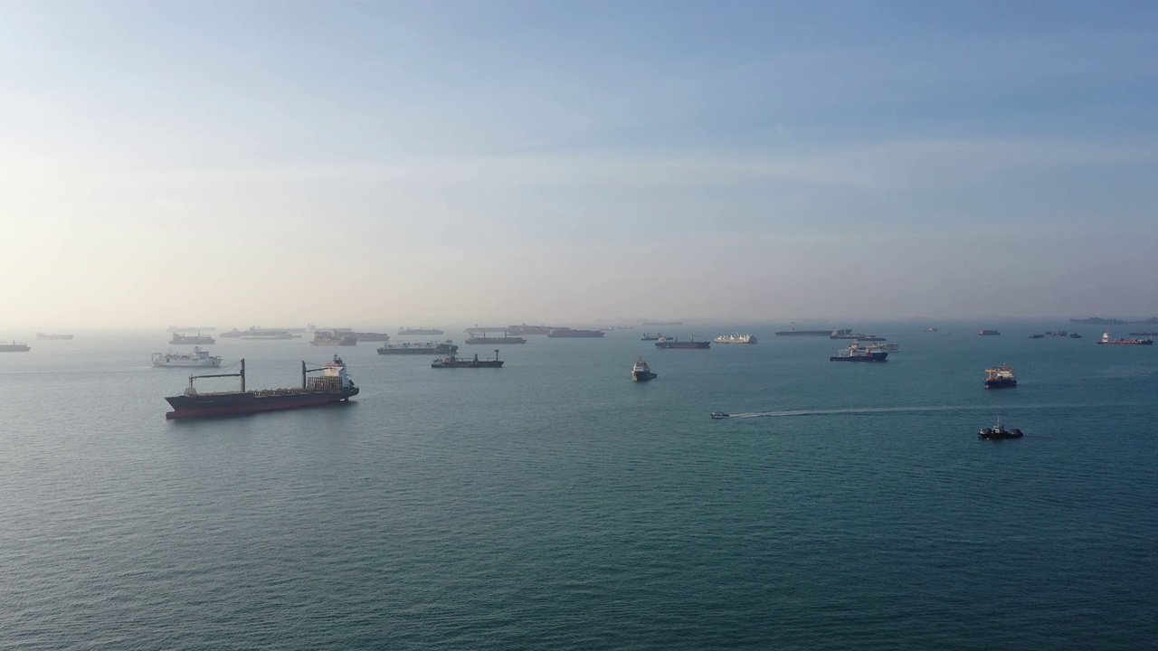 新加坡海峡中的船只视频素材