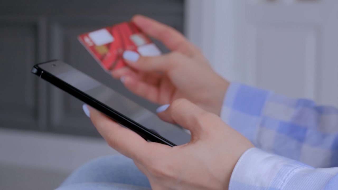 网上购物概念-女人使用智能手机和信用卡-近景视频素材