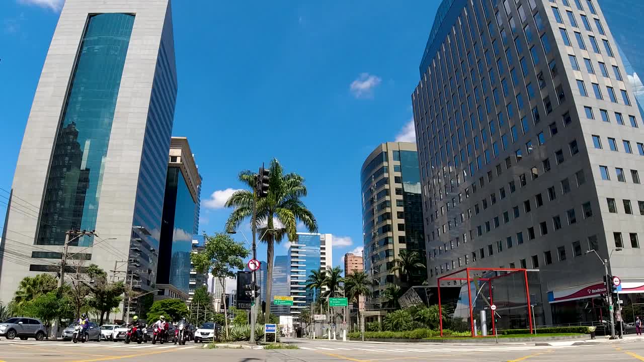 巴西圣保罗市中心的法利亚利马大道明信片。视频素材