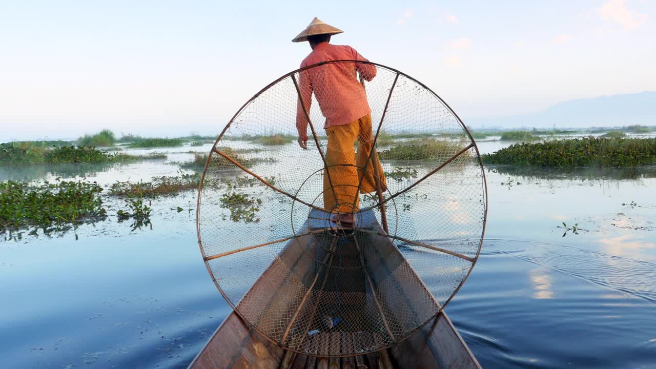 缅甸掸邦茵莱湖，日出时分，因他渔民用传统方式划腿。视频素材