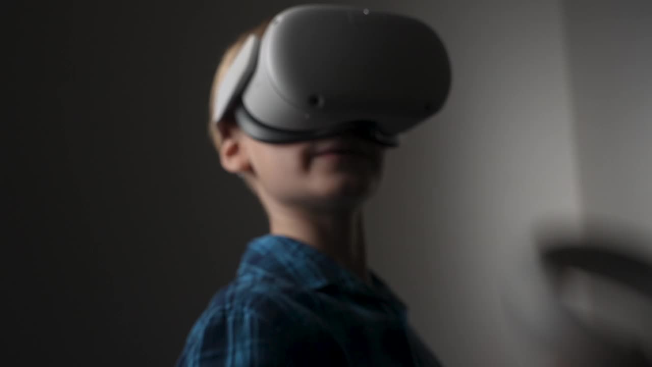 男孩用VR耳机玩游戏视频下载