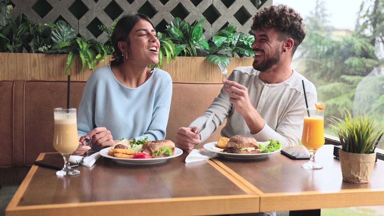 一对幸福的夫妇在餐厅享受午餐。视频素材