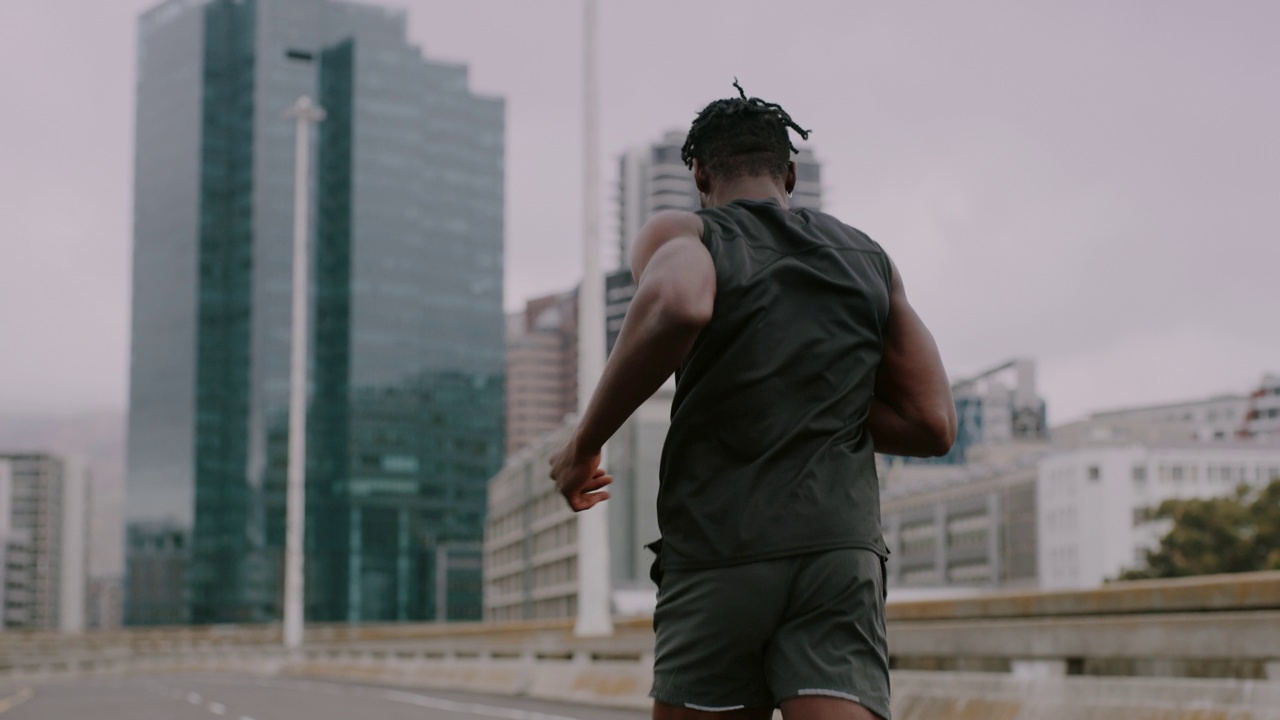 一个运动的年轻人在城市里跑步的4k视频片段视频下载