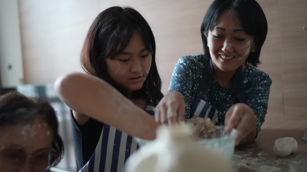 幸福的家庭在家里准备面包时弄得一团糟视频素材