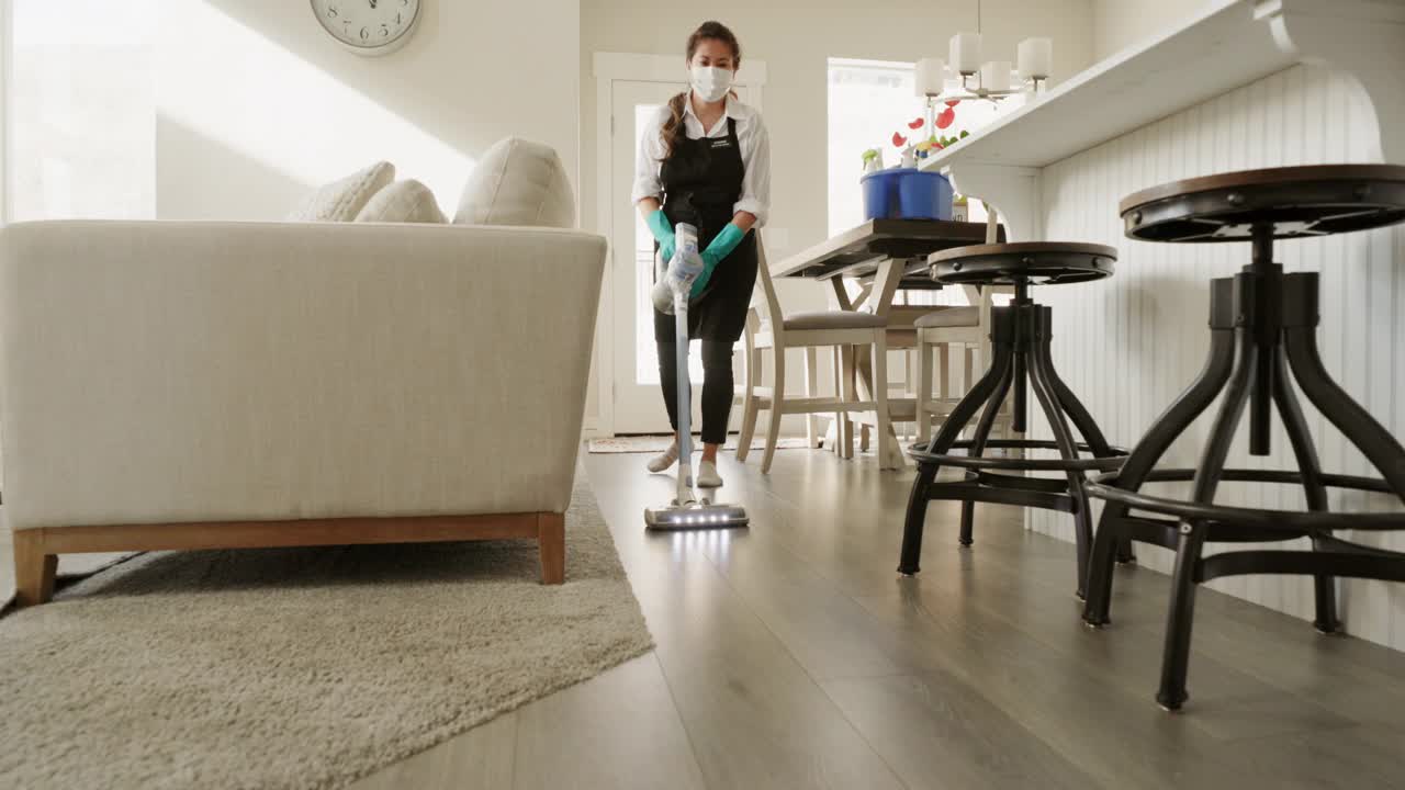 职业家庭清洁工视频素材