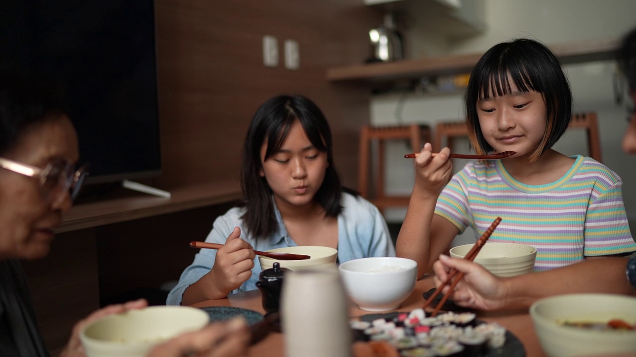 一家人在家里吃日本菜视频下载