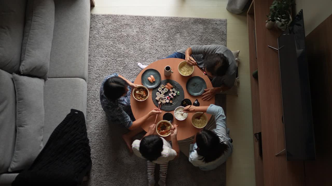 家庭在家里吃日本菜的高视角视频下载